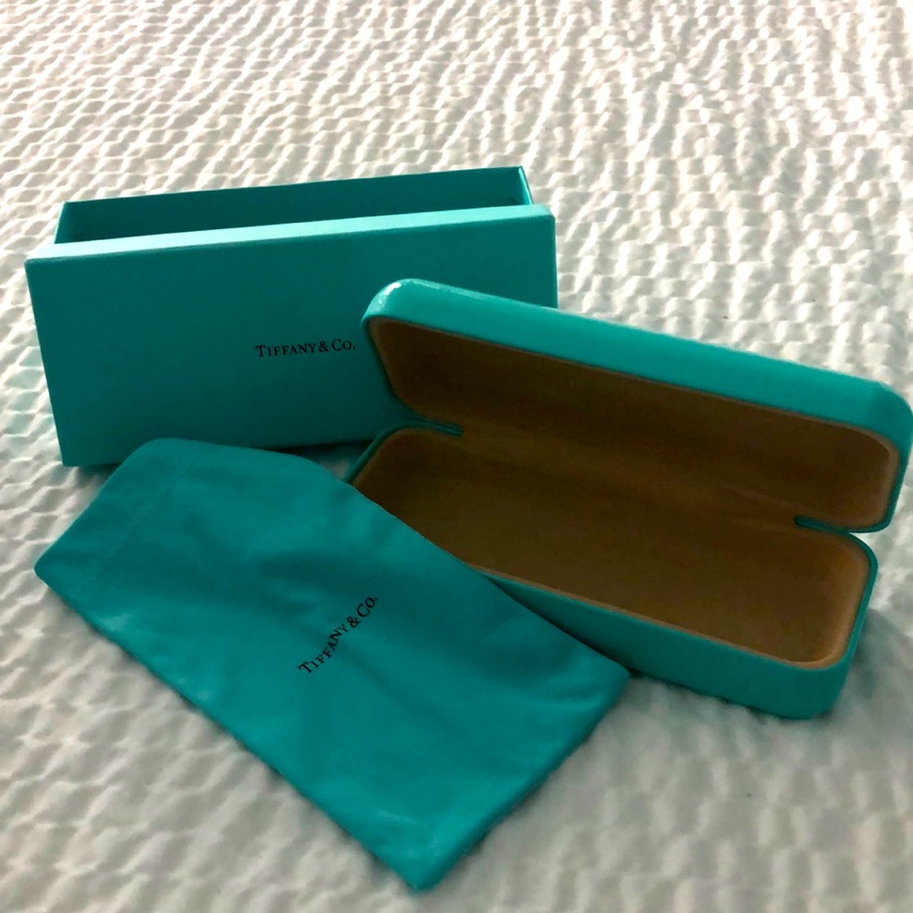 Beautifully clean Tiffany boxes for glasses clean inside beautiful blue